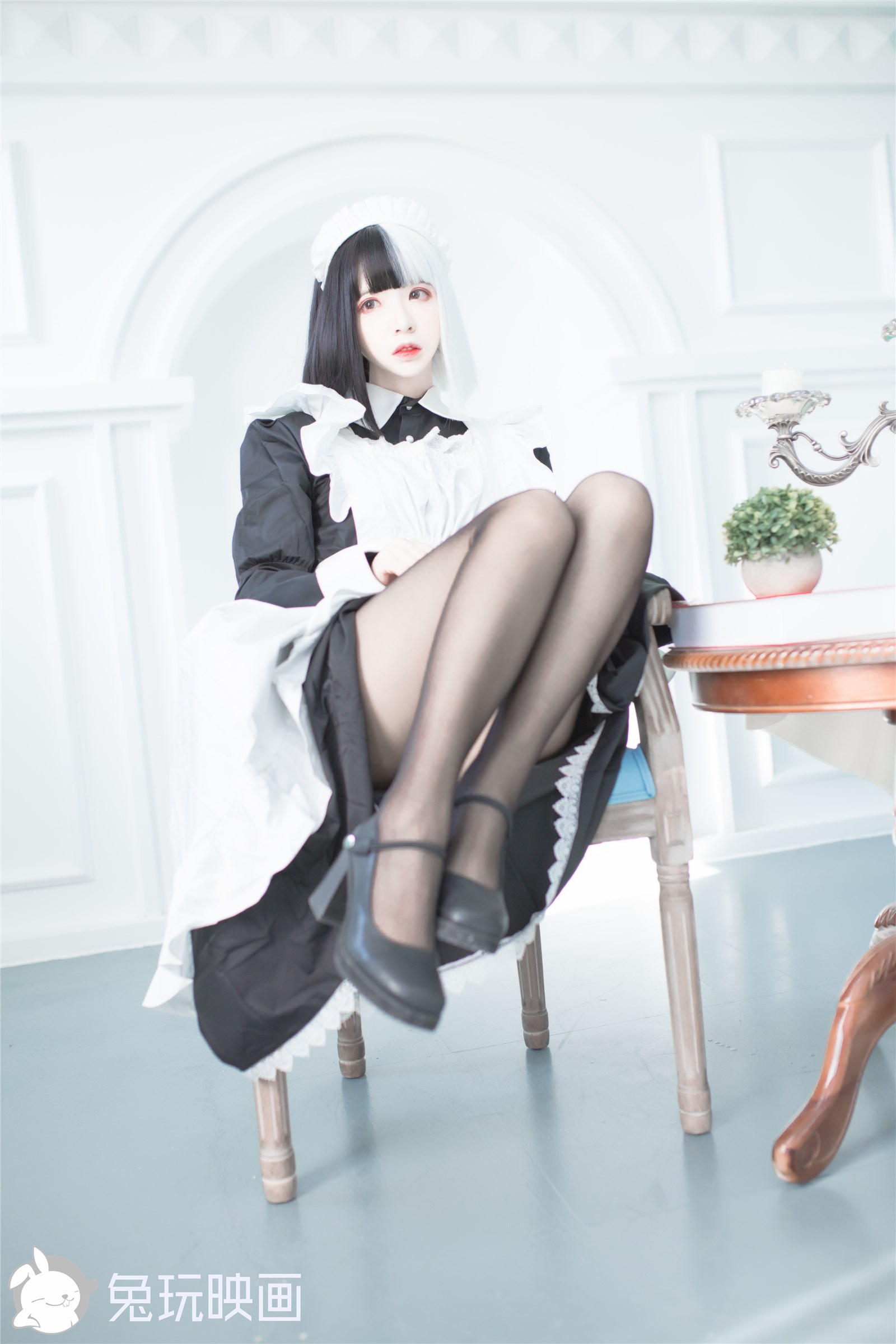 Rabbit Playing with Reflection VOL.073 Black and White Maid(5)